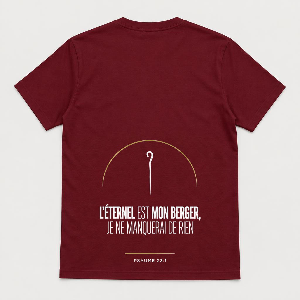 T-shirt bordeaux KM Christ Wear vu de dos, design Psaume 23:1 discret dans le bas du dos