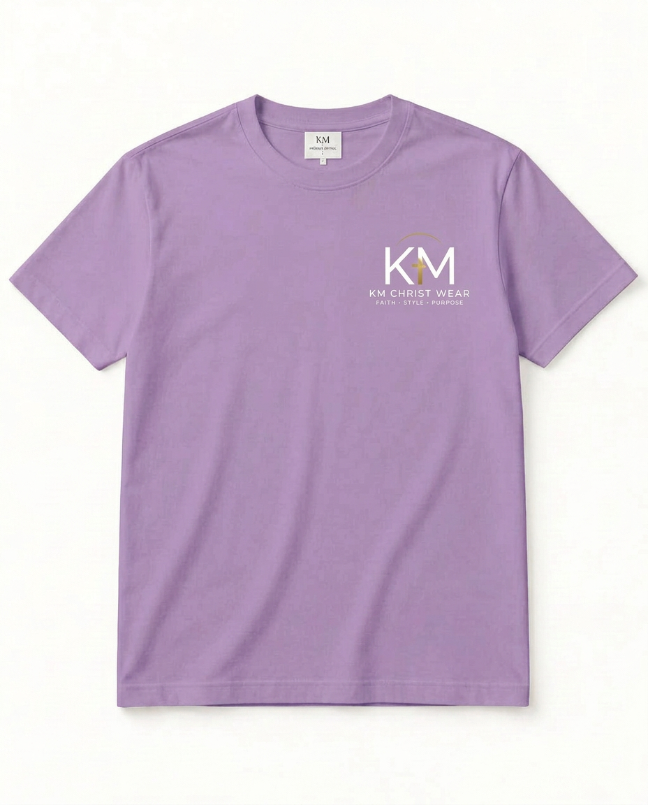 T-shirt mauve KM Christ Wear vu de face, logo KM blanc et doré sur la poitrine